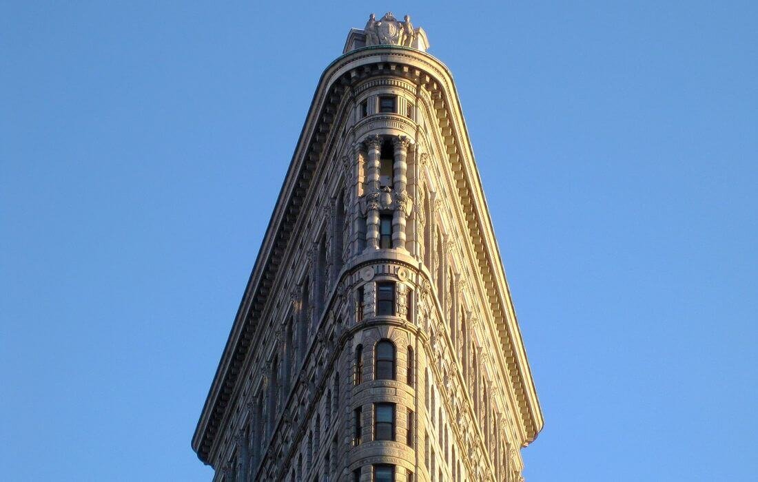 Источник изображения - https://americanbutler.ru/uploads/images/attractions/new-york/flatiron-building/flatiron-2.jpg