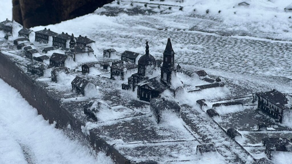 Неизвестные повредили бронзовый барельеф «Лучи Твери»