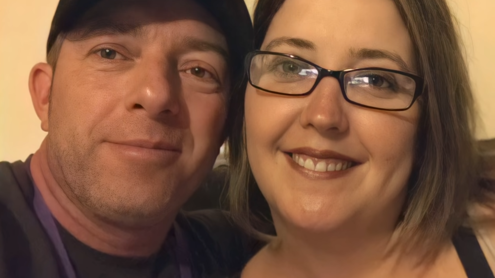 На фото: мать с отчимом