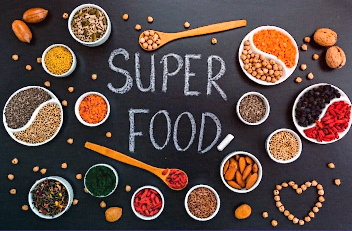Сейчас к суперфуд относят: семена чиа, годжи, хлорелла, спирулину, авокадо, ягоды асаи,зёрна киноа, напиток матча, мака, маточное молоко, прополис и т.д. Рисунок из открытых источников Яндекса.