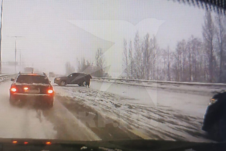 Та самая Чери (справа), с которой всё началось. И та самая бабушка, которая успела убежать из под автомобильного обстрела. Справа едет та самая, Хонда с семьёй, которая через секунду врежется в Хонду.