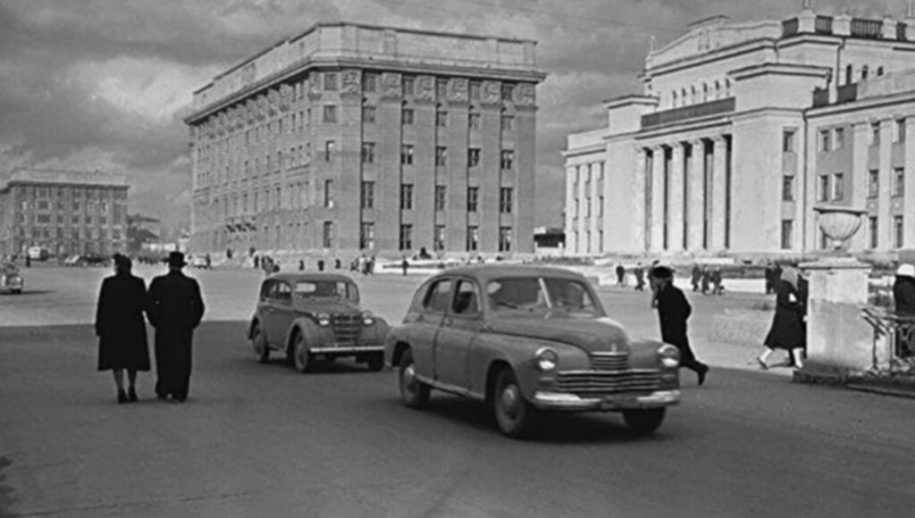 ГАЗ-М20, МЗМА-400-420, Новосибирск, Красный проспект, 1954 год. Фотография © Яков Берлинер