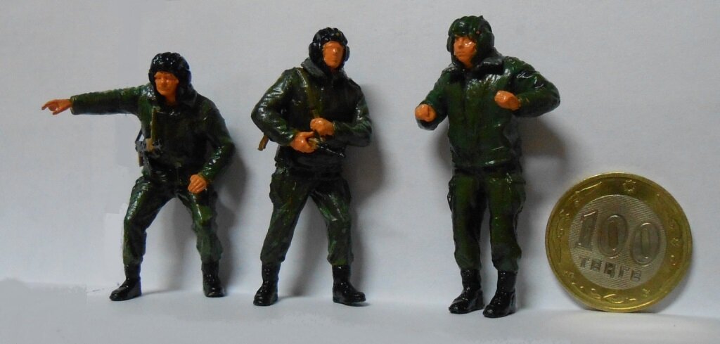 Как видите, одежда экипажа выглядит, как кожаные регланы на заре становления советской власти. А ведь одежда современный воинов совершенно иная. (С) Фото из личного архива автора. 