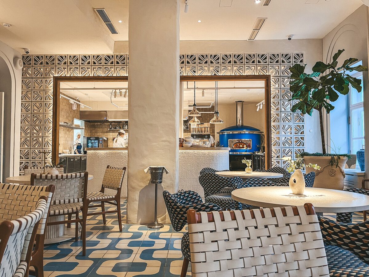 Вид на зал первого этажа →