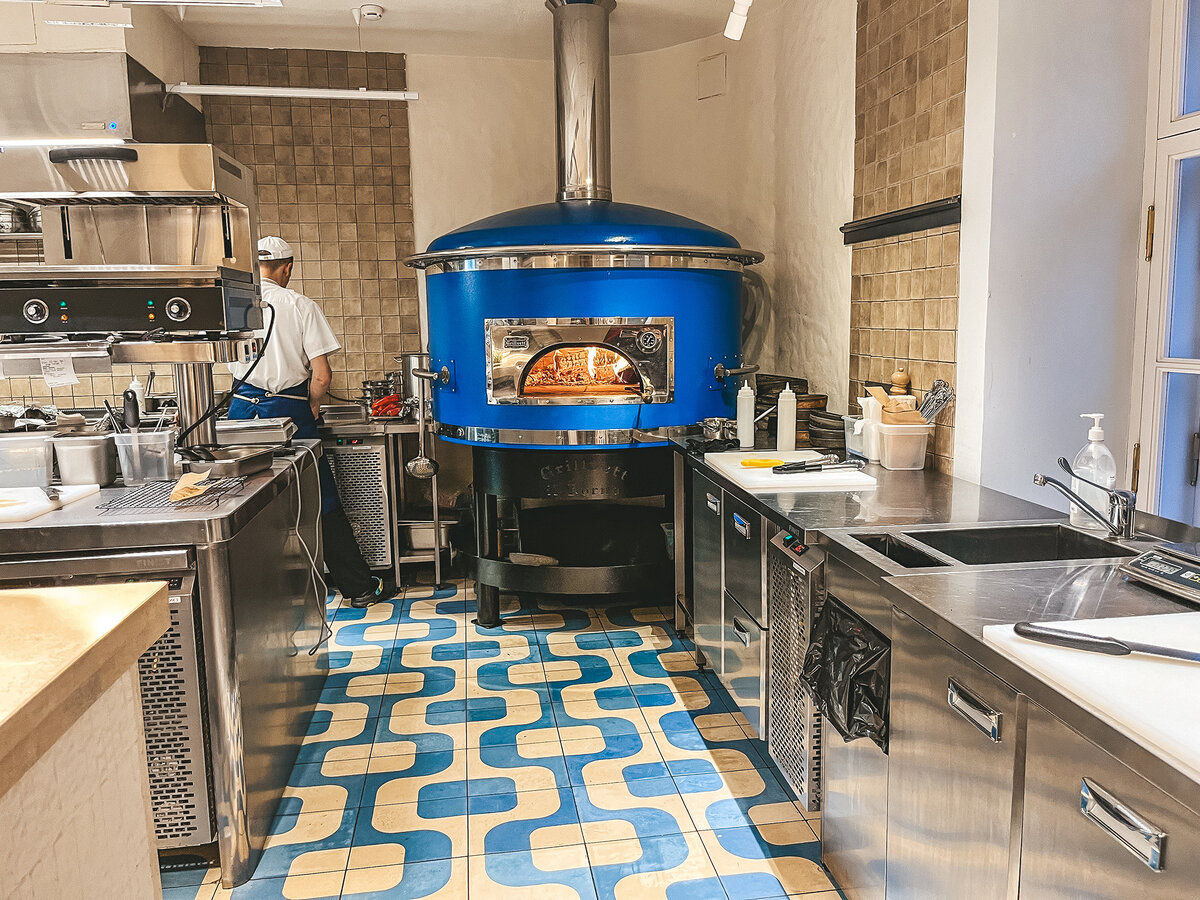 Печка на открытой кухне →