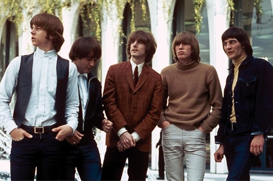 Слева направо: Крис Хиллман (бас), Дэвид Кросби (ритм-гитара, вокал), Роджер Макгуинн (соло-гитара, вокал), Майкл Кларк (ударные), Джин Кларк (вокал, перкуссия, губная гармоника)., 