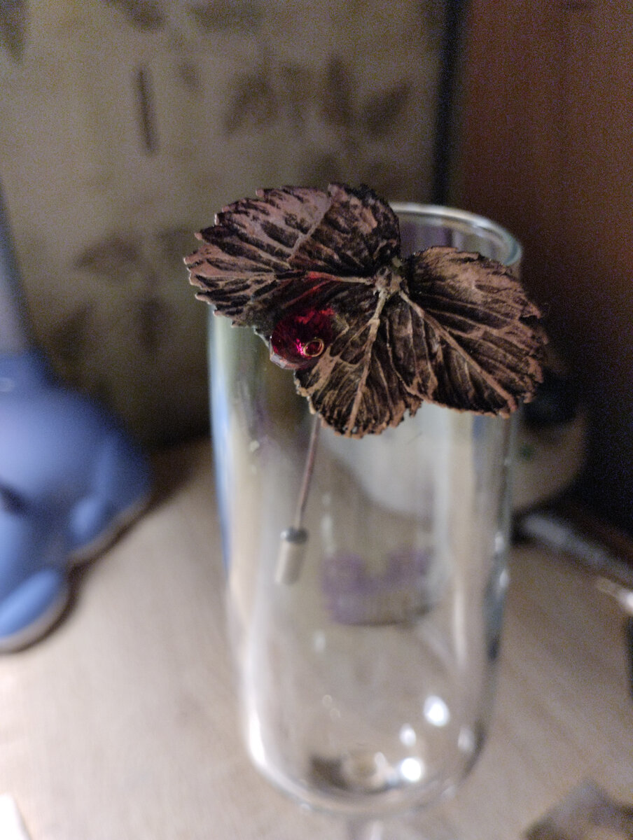 Лист земляники. Нашла много изъянов в своей работе и решила оставить эту брошь пока , как наглядный материал.