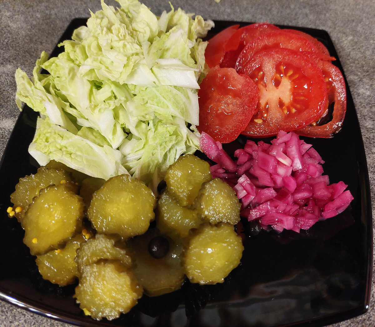 Пекинская капуста, помидоры свежие, маринованные огурчики и маринованный лук.