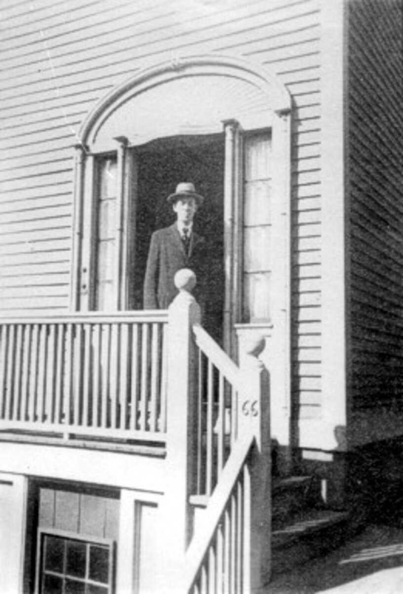 Лавкрафт в доме 66 на Колледж Стрит, около 1936 года