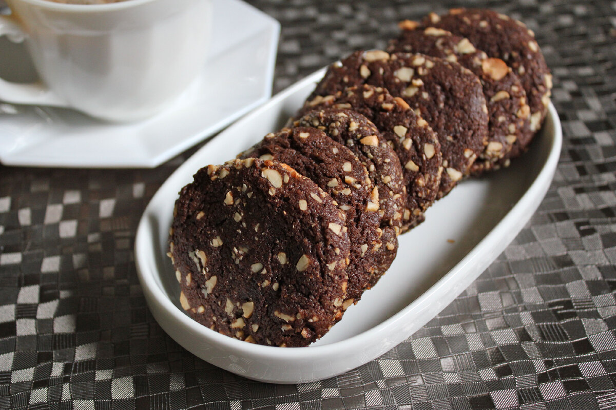 1. Шоколадное Ореховое Печенье

Ингредиенты:
- 200 г масла
- 1 чашка коричневого сахара
- 2 яйца
- 2 чашки муки
- 1 ч. ложка разрыхлителя теста
- 1/2 чашки какао-порошка
- 1 чашка грецких орехов

Приготовление:
1. Взбейте масло и сахар до кремовой массы.
2. Добавьте яйца и перемешайте.
3. Постепенно добавляйте муку, какао и разрыхлитель теста.
4. Наконец, добавьте грецкие орехи.
5. Выложите тесто ложками на противень и выпекайте 12-15 минут при 180°C.