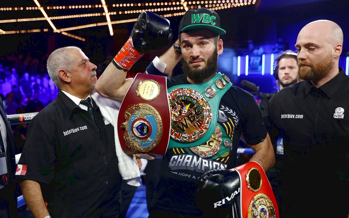 Российско-канадский чемпион мира в полутяжелом весе по версиям (IBF, WBC и WBO)  Артур Бетербиев