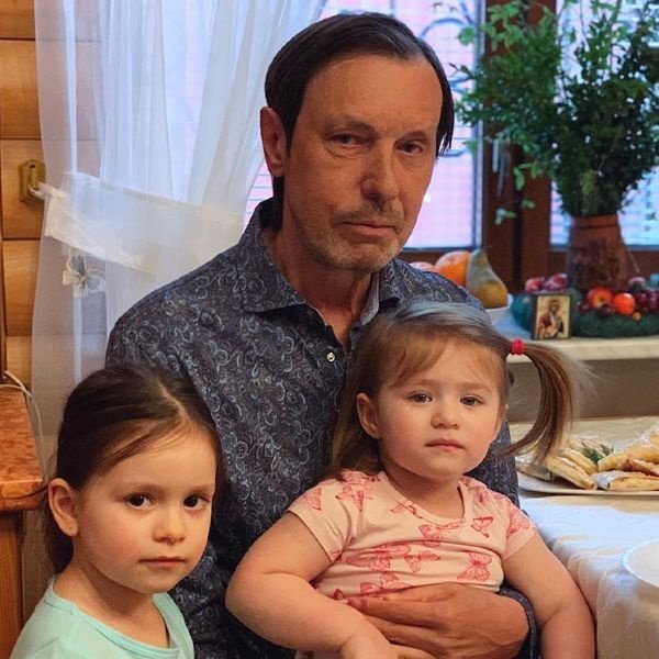 Николай Носков с внучками