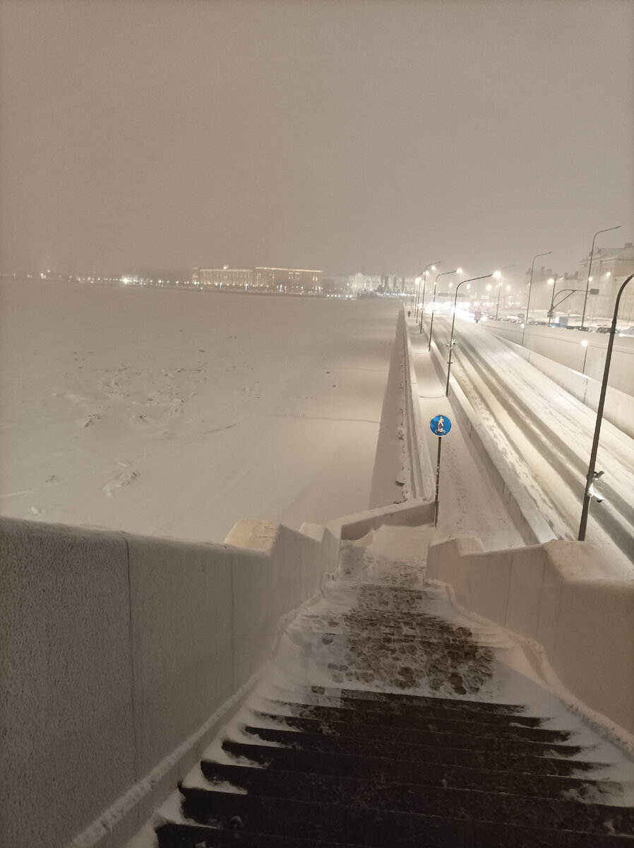 Заснеженная лестница у Литейного моста.