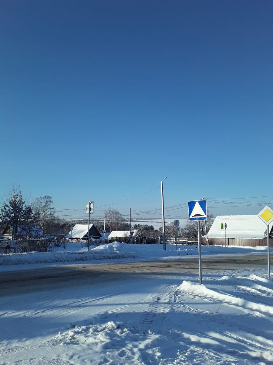 На автобусной остановке рядом с домом.❄❄❄