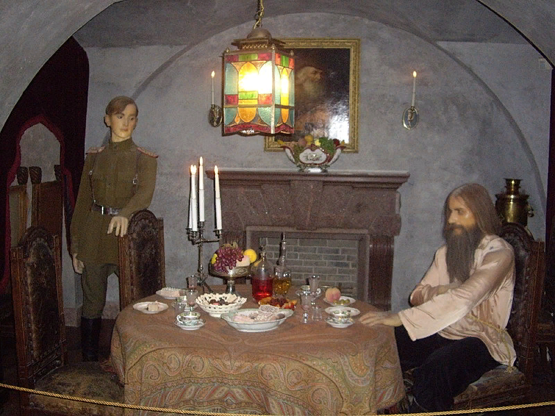 Восковые фигуры Феликса Юсупова и Григория Распутина на месте убийства. Экспозиция во дворце Юсуповых на Мойке. Николай Мылюев. Собственная работа