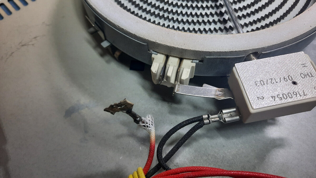 Отгорела клемма дальней правой конфорки