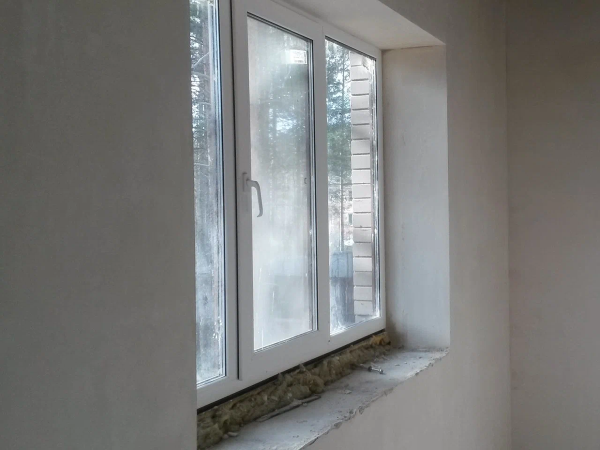 Монтаж пластиковых откосов. Пластиковые панели для оконных откосов. Монтаж откосов на пластиковые окна. Монтаж откосов из пвх-панелей. Ремонт откосов пластиковых окон.