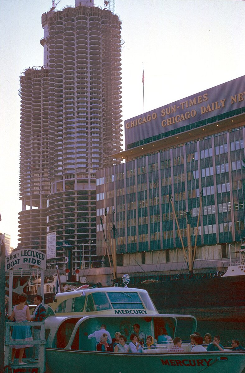 Источник изображения - https://upload.wikimedia.org/wikipedia/commons/thumb/d/d3/Marina_City_-_Sun_Times_-_Daily_News_-_by_Chalmers_Butterfield.jpg/800px-Marina_City_-_Sun_Times_-_Daily_News_-_by_Chalmers_Butterfield.jpg