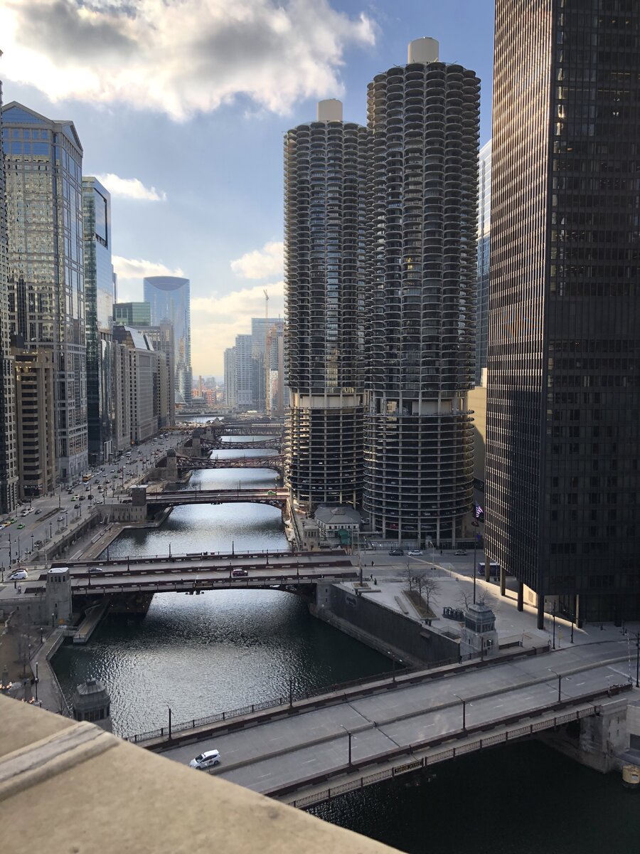 Источник изображения - https://upload.wikimedia.org/wikipedia/commons/c/c1/Marina_City_on_the_Chicago_River.jpg