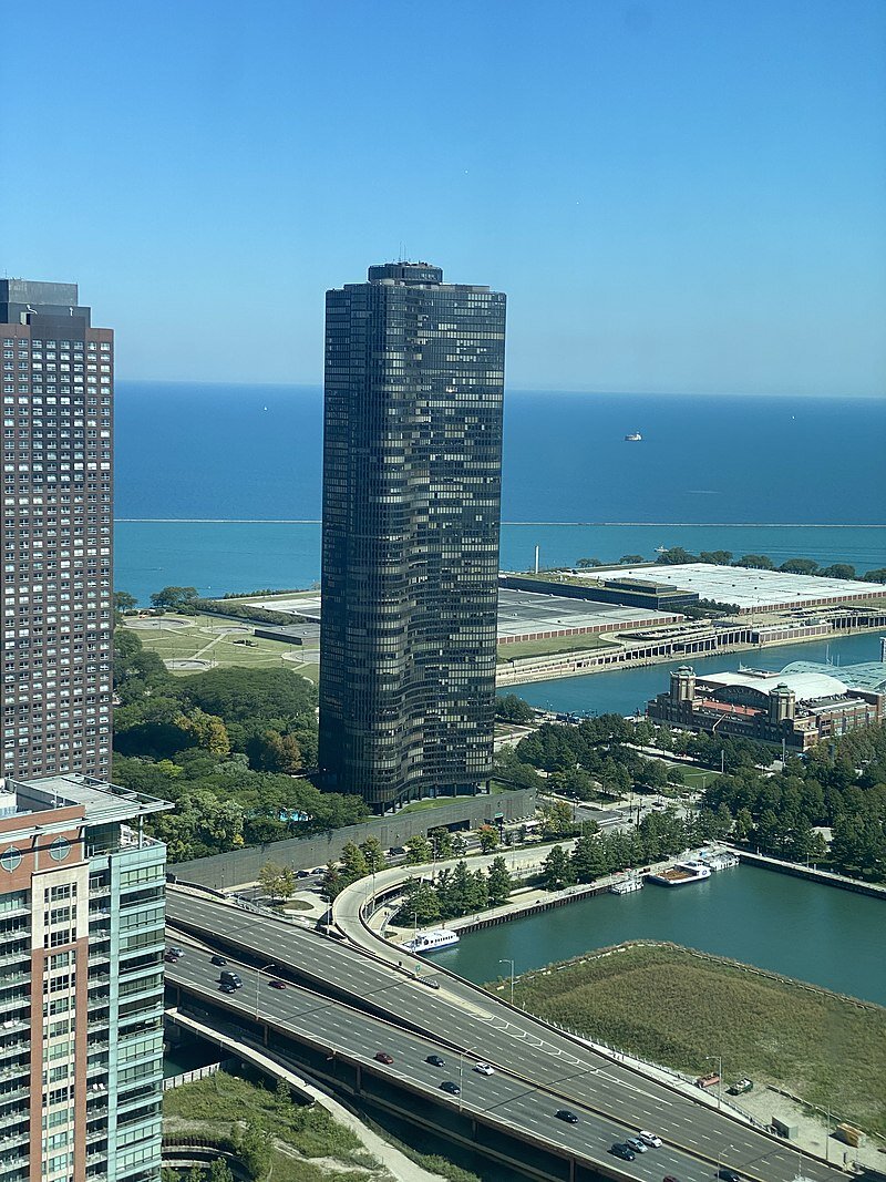 Источник изображения - https://upload.wikimedia.org/wikipedia/commons/thumb/9/9f/20220909_Lake_Point_Tower_from_St._Regis_Chicago.jpg/800px-20220909_Lake_Point_Tower_from_St._Regis_Chicago.jpg