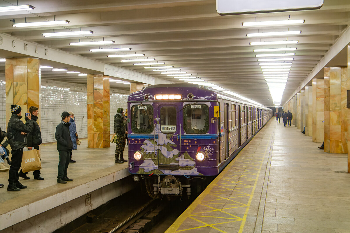 На станции Полежаевская. И кстати, хоть деври открываются на другой стороне, сделать фото и успеть после этого заскочить в поезд - возможно.