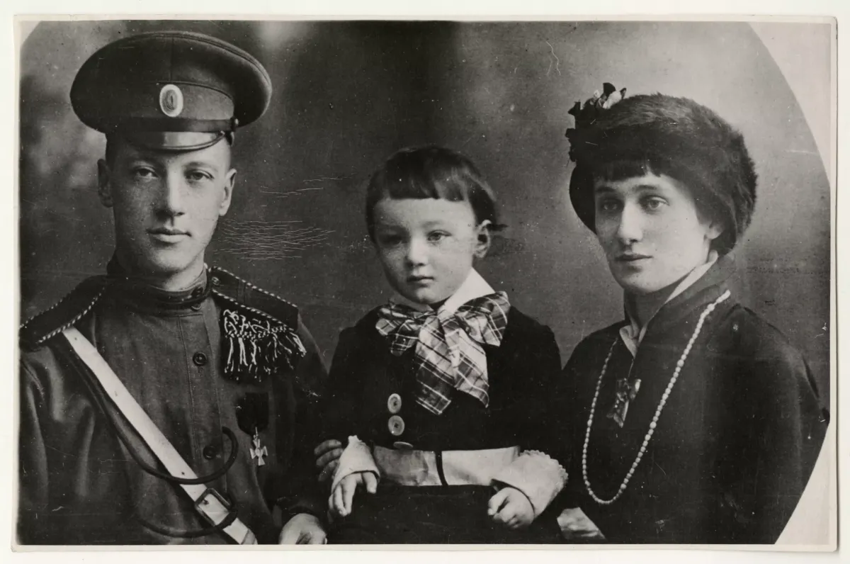 Николай Гумилев с Анной Ахматовой и сыном