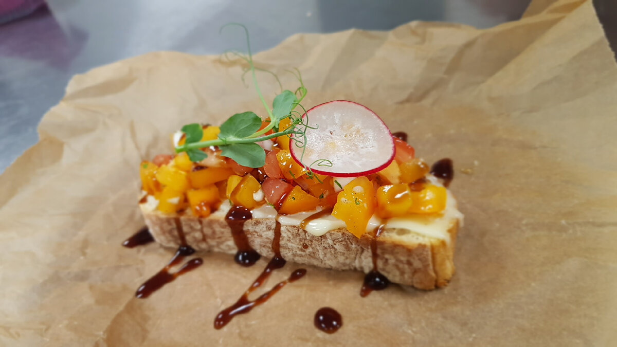 Предлогаю вашему вниманию мою любимую закуску.Хрустящая чиабатта с домашним майонезом и сальсой из сочных томатов.