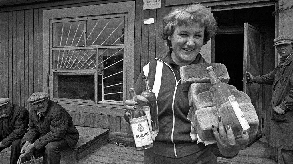 Наверняка, у каждого человека, рожденного в СССР, этот период вызывает свои ассоциации.-2