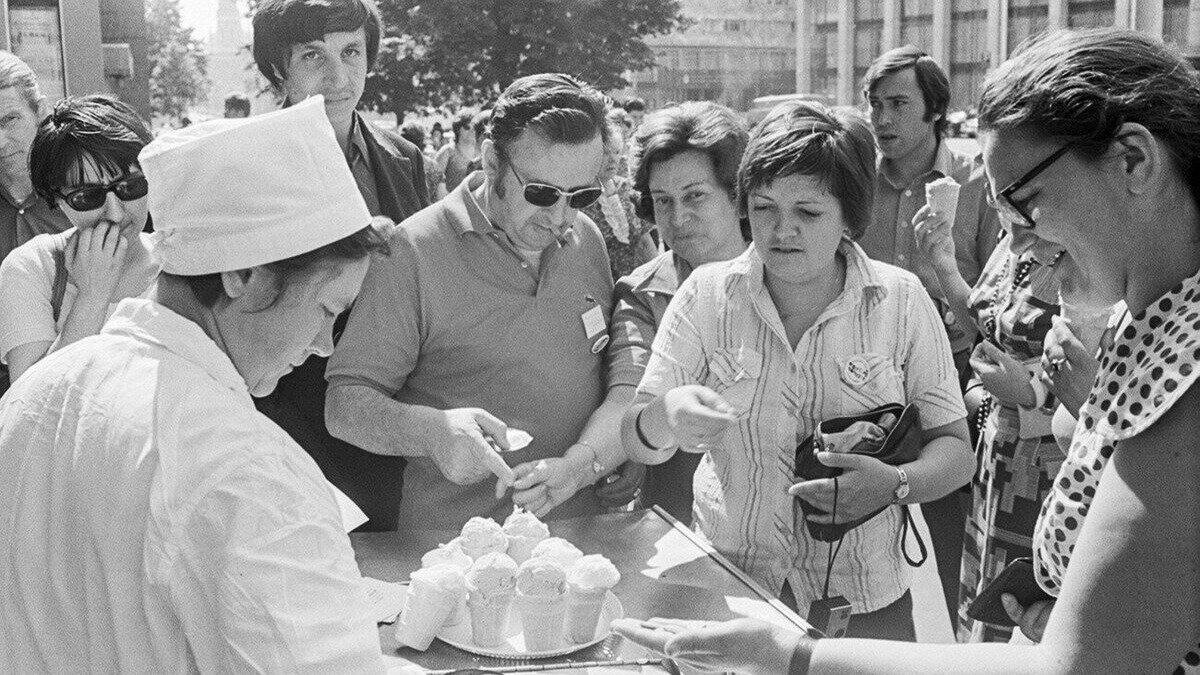 Наверняка, у каждого человека, рожденного в СССР, этот период вызывает свои ассоциации.-13