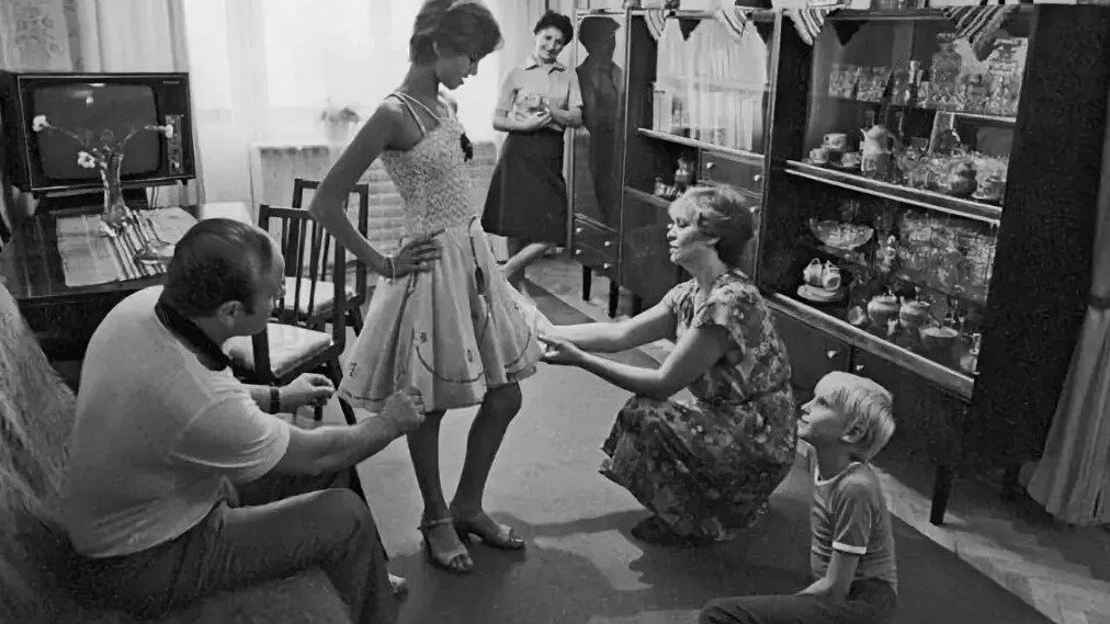 Наверняка, у каждого человека, рожденного в СССР, этот период вызывает свои ассоциации.-14