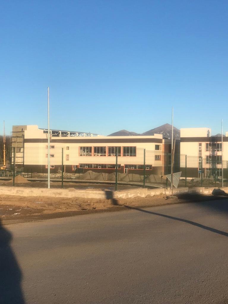 Стадиона еще нет, к зданию школы можно только на спецтехнике подьехать.



