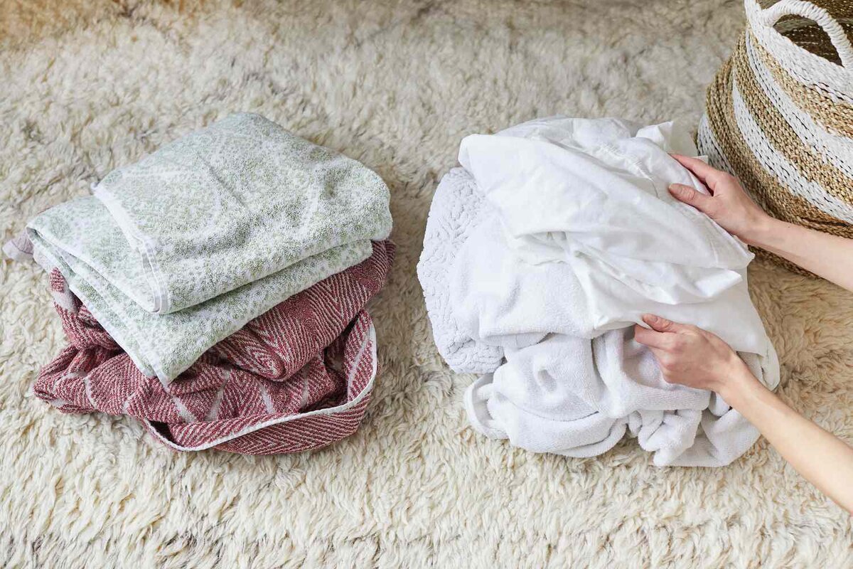 Как постирать полотенце в домашних условиях. Towels and Bed Linen are Stacked after washing.