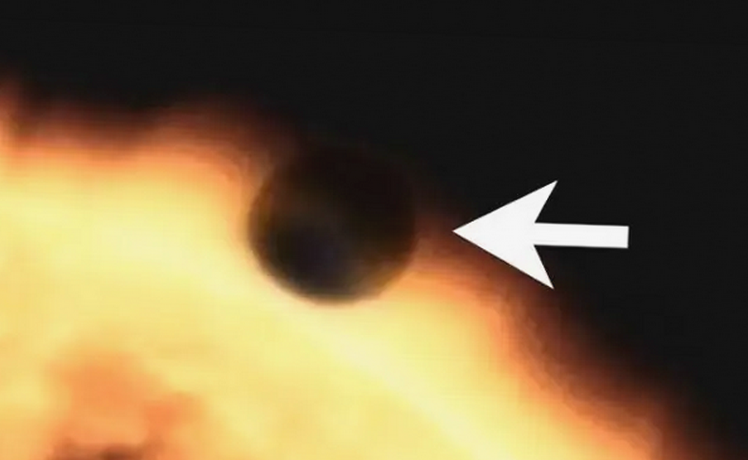 Разрыв солнца. НЛО возле солнца. НЛО возле солнца снимки НАСА. Необъяснимый объект около солнца. Фото объекта около солнца.