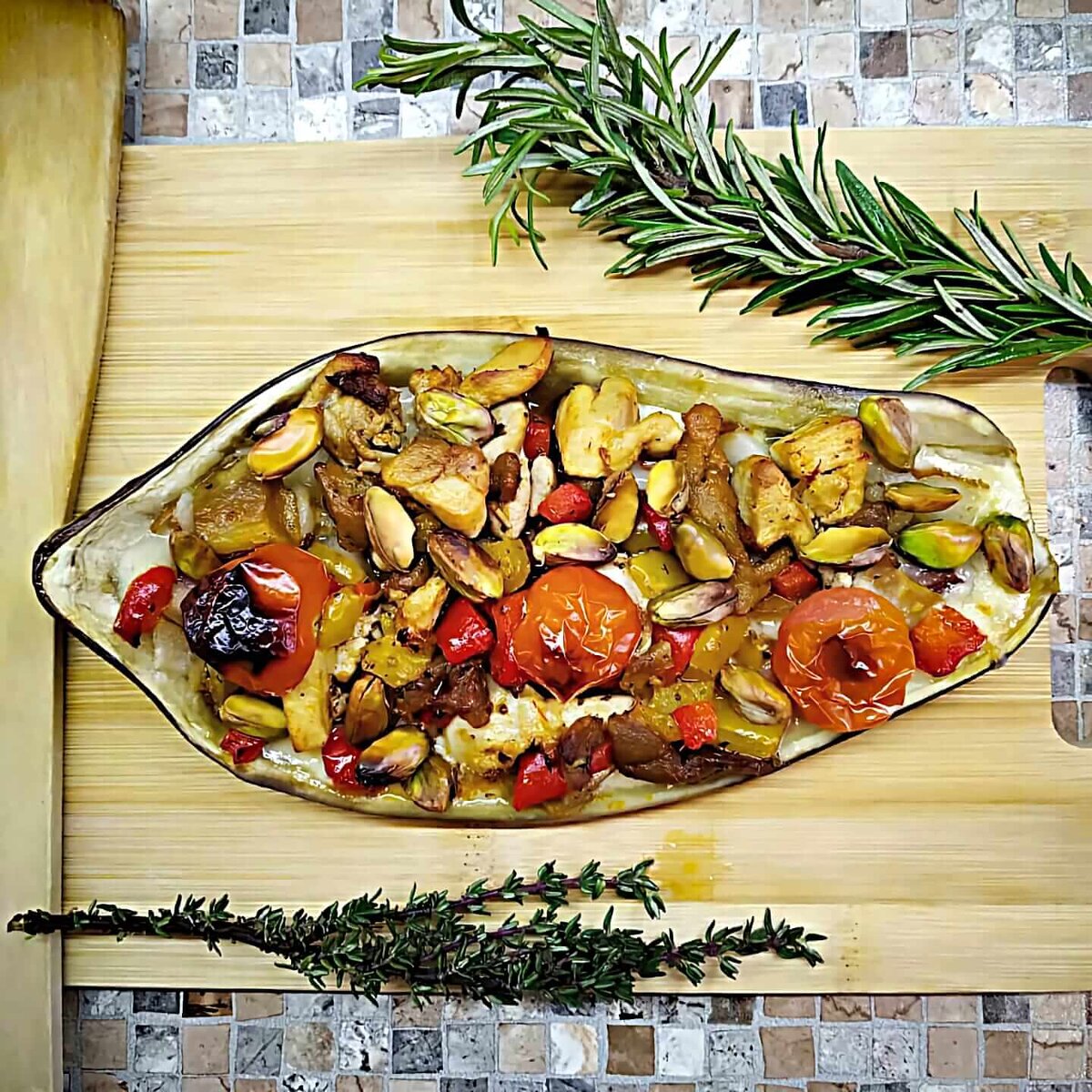 Запеченные баклажаны с помидорами, курицей, грушей и фисташками