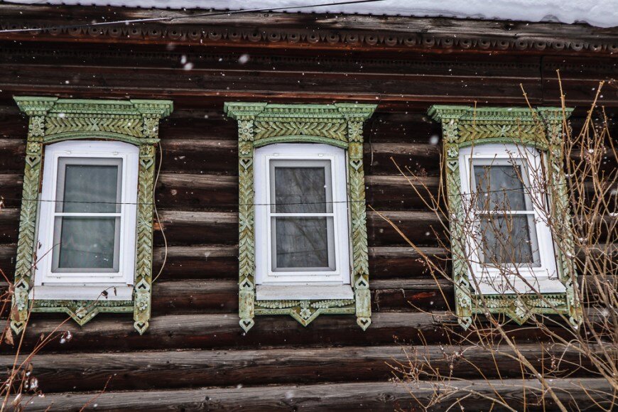 Наличники на окна в деревянном доме резные