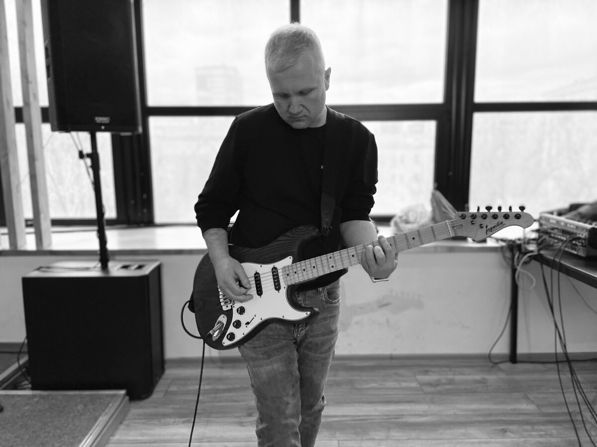 Сергей Бокарев, гитарист группы Fish Out Of Water, эндорсер компаний Inspector Russian Guitars и Ajo. Фото из архива С.Бокарева