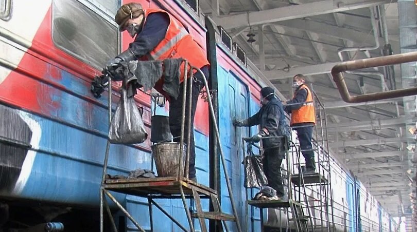 Мойщик метро. РЖД окраска пассажирских вагонов. Покраска вагонов. Покраска вагонов в депо. Маляр вагонов.