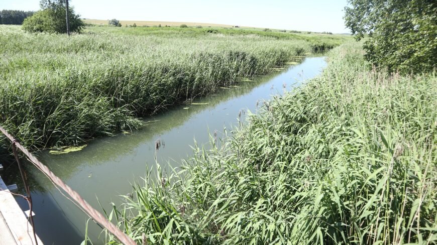 Одна из совершенно неприметных и для кого-то, возможно, не интересных достопримечательностей сегодня в моей статье. Я очень люблю подвесные мосты через реки, и мостик через речку Керметь в селе Маликово стал очередным пунктом в списке моих летних путешествий по Нижегородской области.