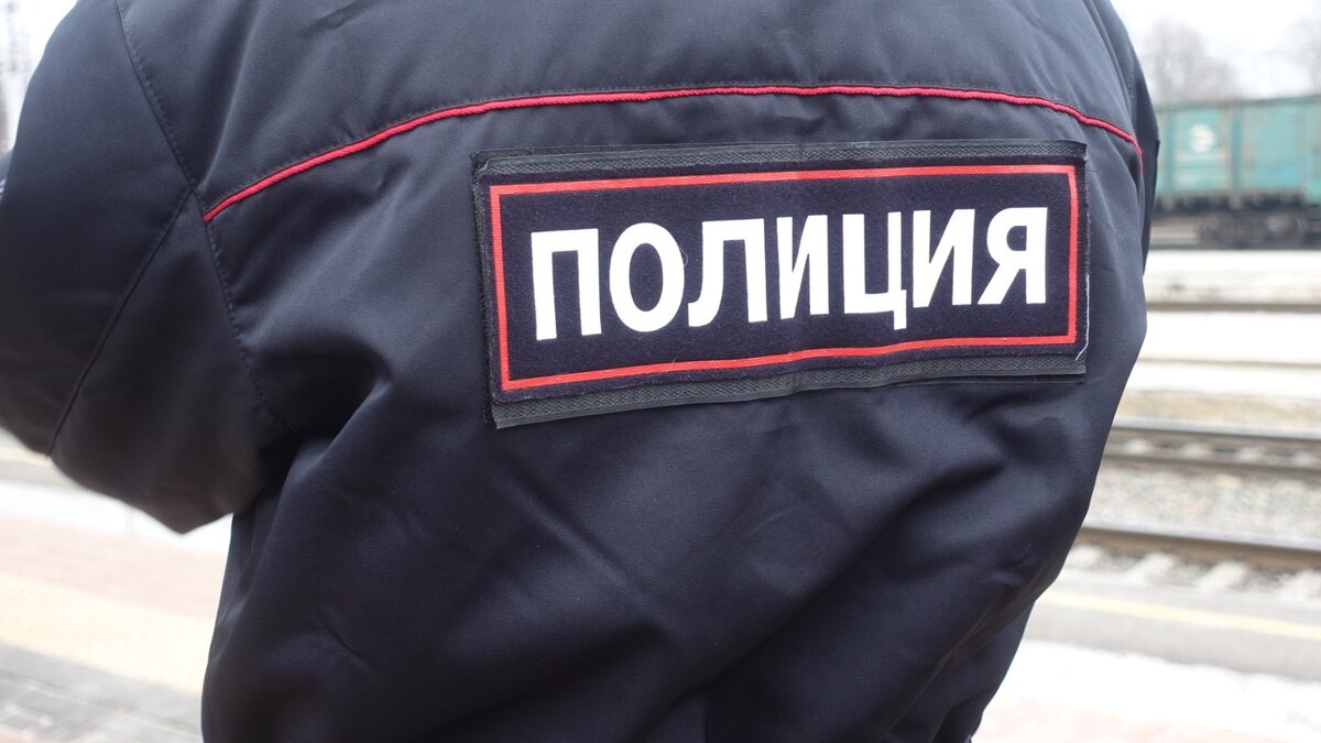     Во Владивостоке в районе улицы Адмирала Юмашева сотрудники ППС остановили гражданина Узбекистана. У мужчины проверили документы и обнаружили, что у его паспорта истек срок действия.