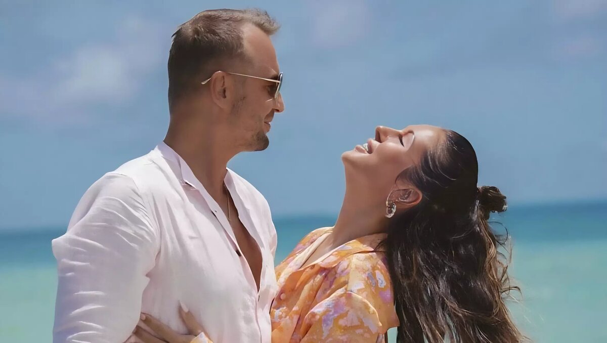     Фан-клуб певицы Нюши (Анна Шурочкина — настоящее имя) подозревает, что исполнительница могла развестись со своим мужем Игорем Сивовым. Об этом они пишут в сообществе во «ВКонтакте».