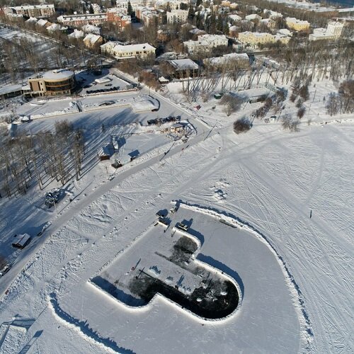 Обустройство ледового комплекса «Иркутская Иордань» продолжается на заливе Якоби. Как сообщает пресс-служба мэрии, в областном центре это будет единственное официально разрешенное место для купания в Крещение Господне 19 января.