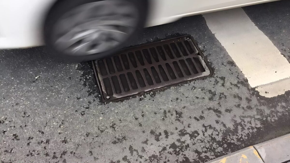     Летом 2024 года в Казани пройдет ремонт ливневой канализации на пешеходной улице Петербургской в центре города. Во время дождей ее участки не раз уходили под воду, заставляя жителей мочить ноги.