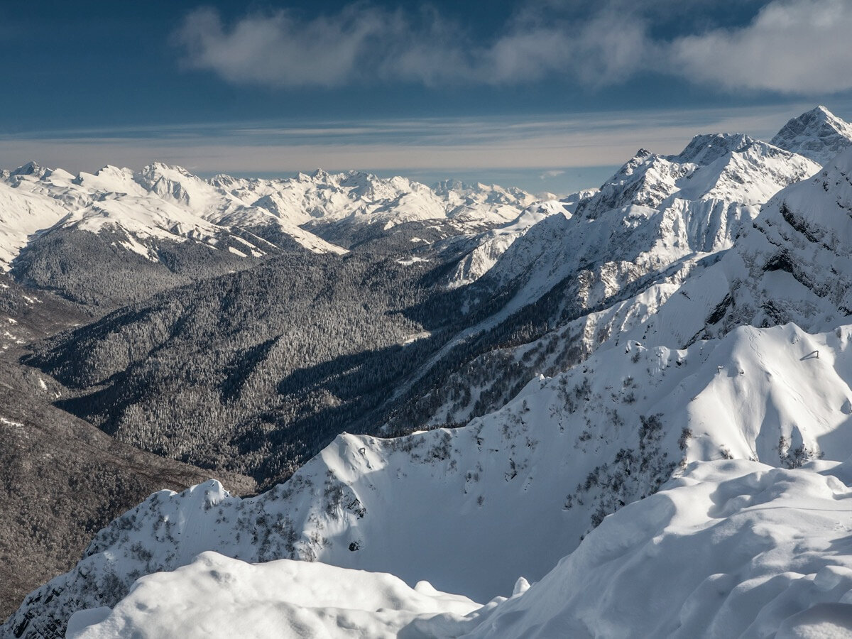 Вы можете привезти оборудование с собой, а можете взять его на курорте напрокат. За ценами следите на официальном сайте — https://rosakhutor.com/ 