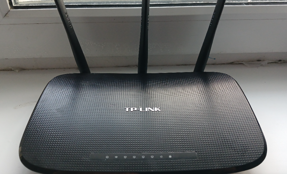 Достаточно мощная модель, с тремя антеннами, от заявленных 100 Мбит/сек провайдера по вай-фай остается 60 мбит/сек – меня вполне устраивает.