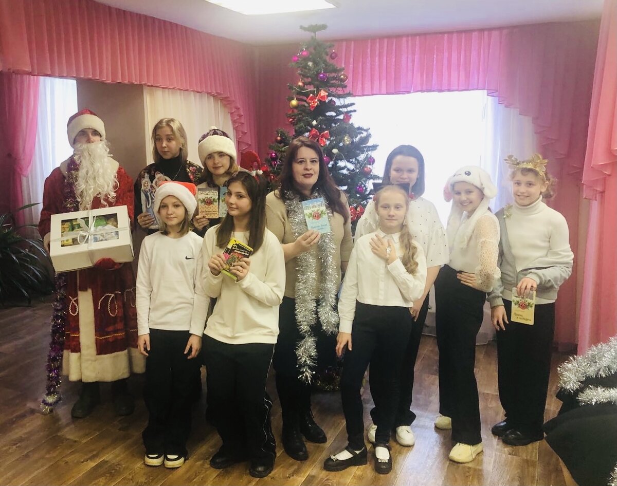 С литературно-музыкальной программой «Нежная снежная сказка зимы» и сладким новогодним подарком пришли учащиеся школы №14 и члены клуба «Как молоды мы были» при городской библиотеке.