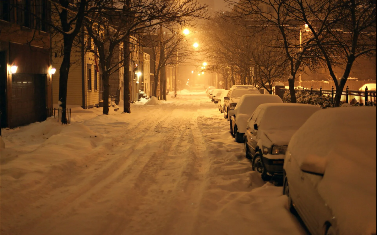 Вот, на подобной улице, после сильного снегопада, мы и встретились