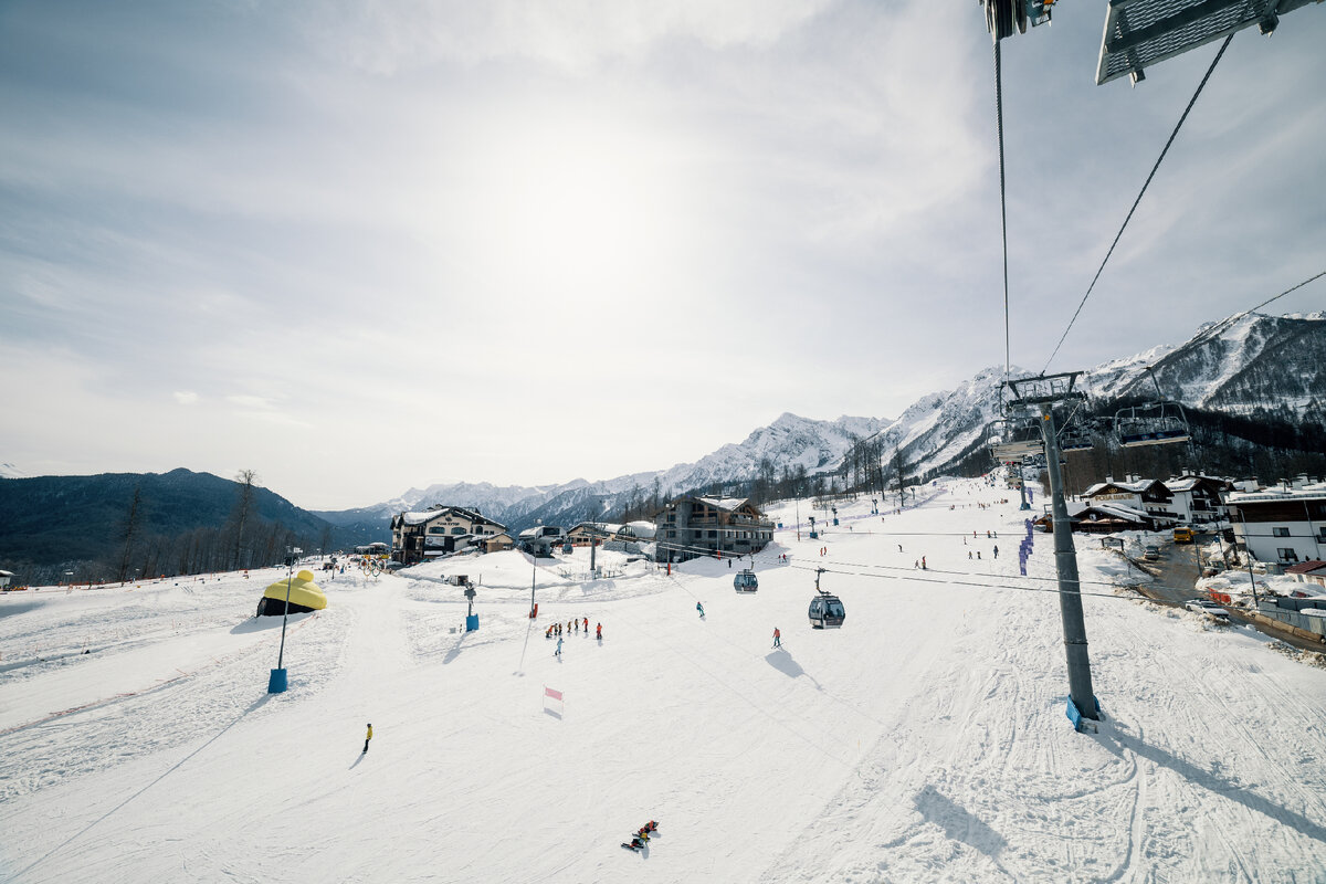 Лыжные и сноубордические трассы на курорте маркируются разными цветами: зеленые, синие, красные и черные.-2