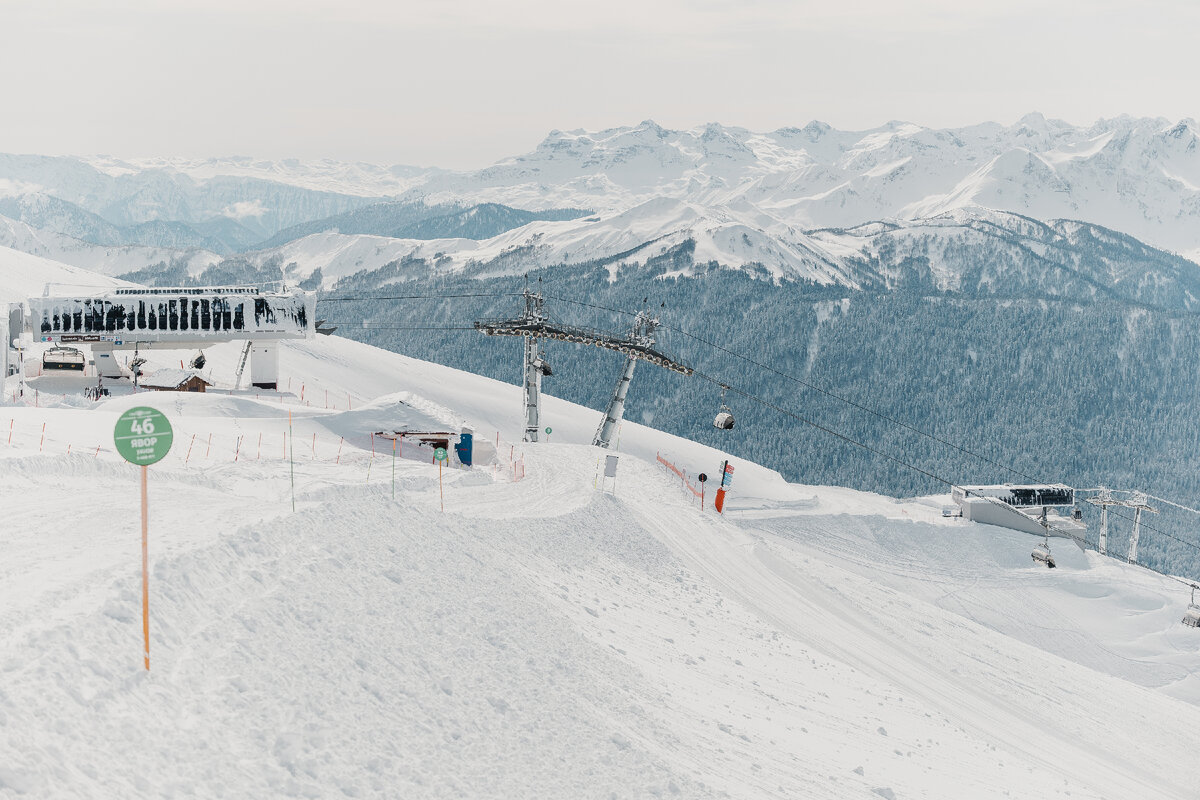 Лыжные и сноубордические трассы на курорте маркируются разными цветами: зеленые, синие, красные и черные.-2-3