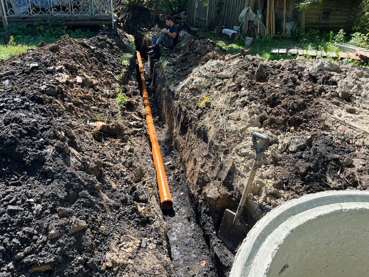 Труба-гильза проложенная к питьевому колодцу.