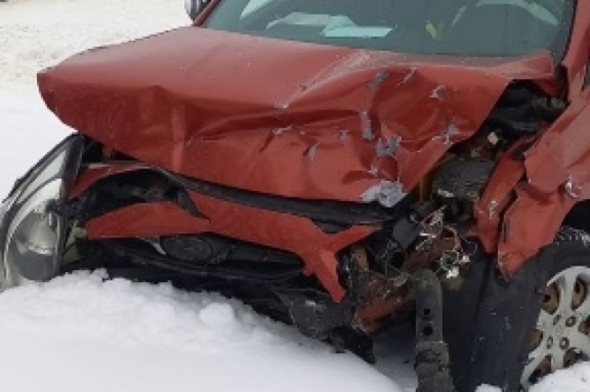    В Осташковском округе в ДТП с автомобилем «ВАЗ» пострадали два человека